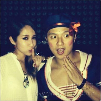 ElvaһаŮװ˺գӢ˵ԷӮU won!! You outshine me lolһҹգ˵Ů֮ҹGirls night out!һŮôįѽȻʿһһ