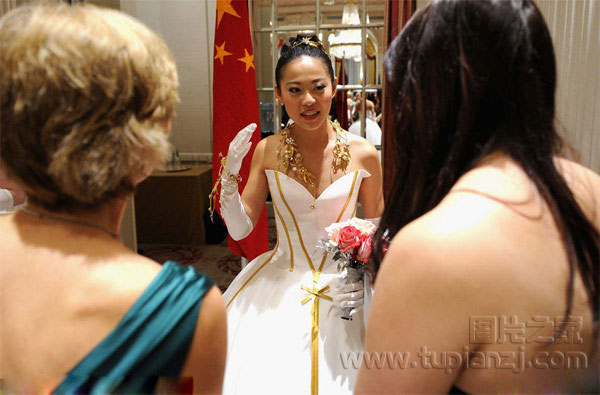ʱ1229գŦԼ60ᣨ60th International Debutante Ball׸һã½ɫϵسȹѡйFanny TangҲμӻ˽⣬ʽÿһŮаĻ볡һλΪ־ŮĹҵĹ죬ÿλŮһǧλһһ֡ŮҪ󴩰ɫɫף10λ͹֤ͬԼʽܽᡣͼΪFanny Tang졣