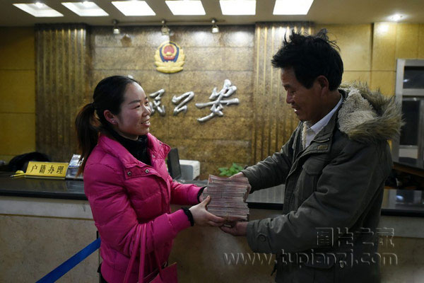 206룬ʧŮʿϵɳʱѧҲ¼ˣ񾯵棬ѧ½13ֽ𽻸Ůʿ˫ɳŮʿѧ±ʾ˸лλʦǺˡѧҲ˵ĲǻˣҳϾǮǲõġͼΪѧµֽ𽻻ʧ
