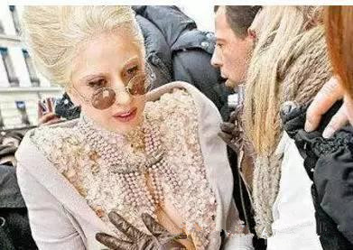 2Lady Gaga Lady Gagaװ⻹ǳϲ͸ܽӴݳ̨ܽӴʱз£ȥڰ裬Lady Gaga߳齵ľƵʱһȺΧסһ׵Ľ𷢷˿ûϮGagaڶԤGagaŵĳףɫ£¶һĨأɫ٣ҲǶһ̽նСװ̫棬Żд˴󵨾ٶŮԵĹ׽üߴЩԾƬϿGagaϮһ˲黹൱˿